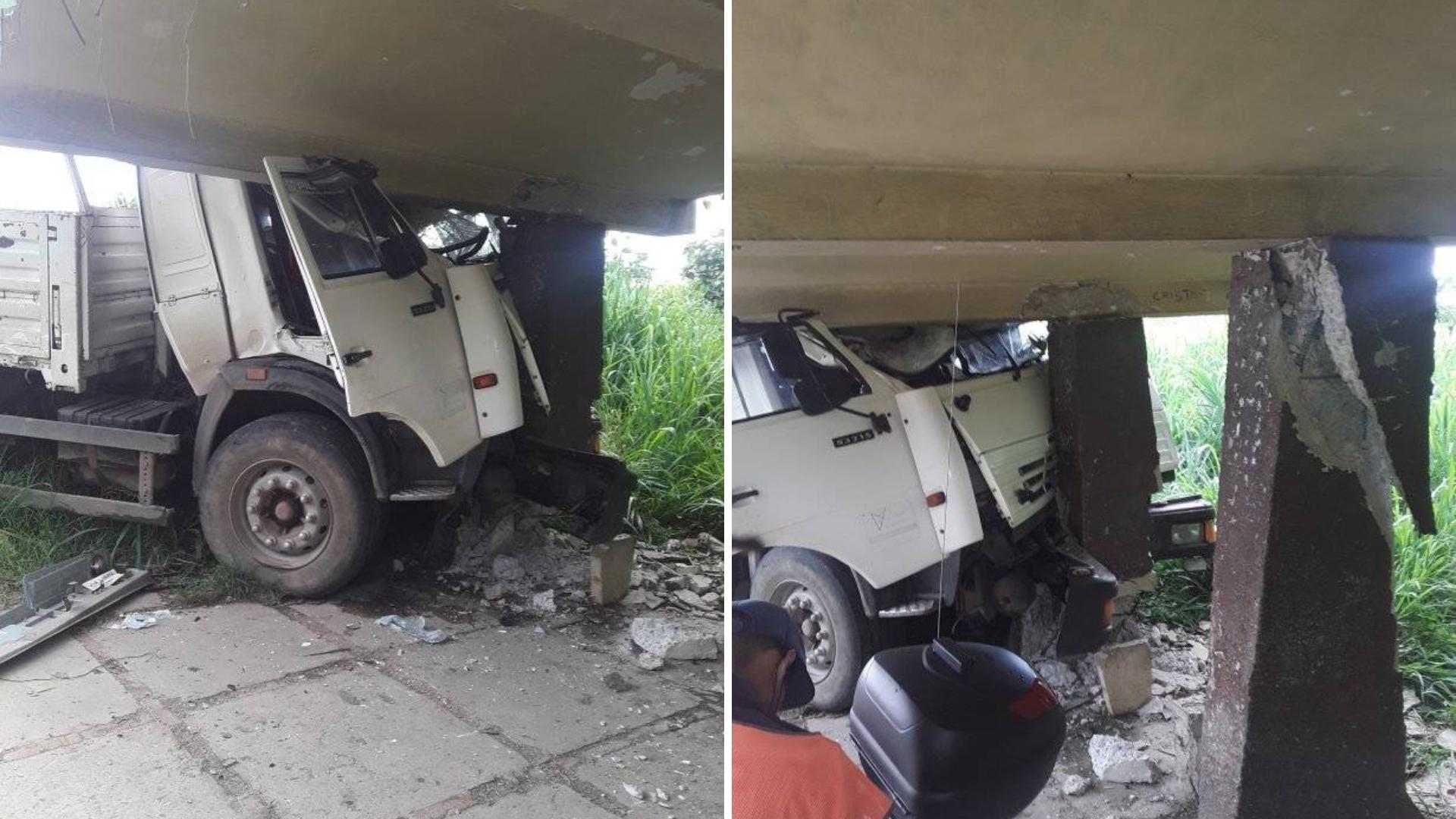 Camión impacta contra una parada de ómnibus